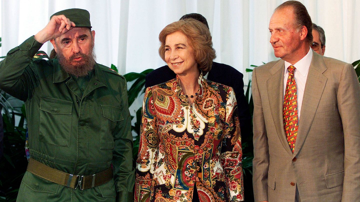 Don Juan Carlos y doña Sofía, con Fidel Castro en La Habana. (Reuters)