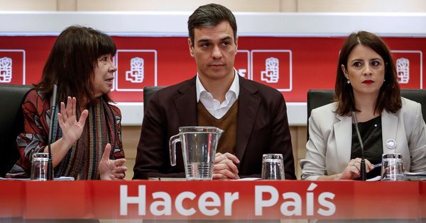 Foto: El secretario general del PSOE, Pedro Sánchez (c), acompañado por la presidenta del partido, Cristina Narbona (i), y la vicepresidenta, Adriana Lastra. (EFE)