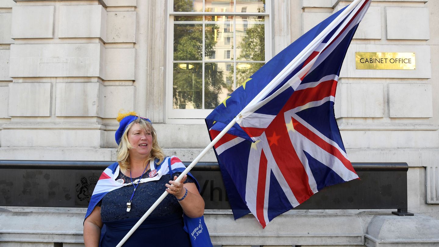 Una mujer protesta contra el Brexit frente a la Cabinet Office en Londres. (Reuters)