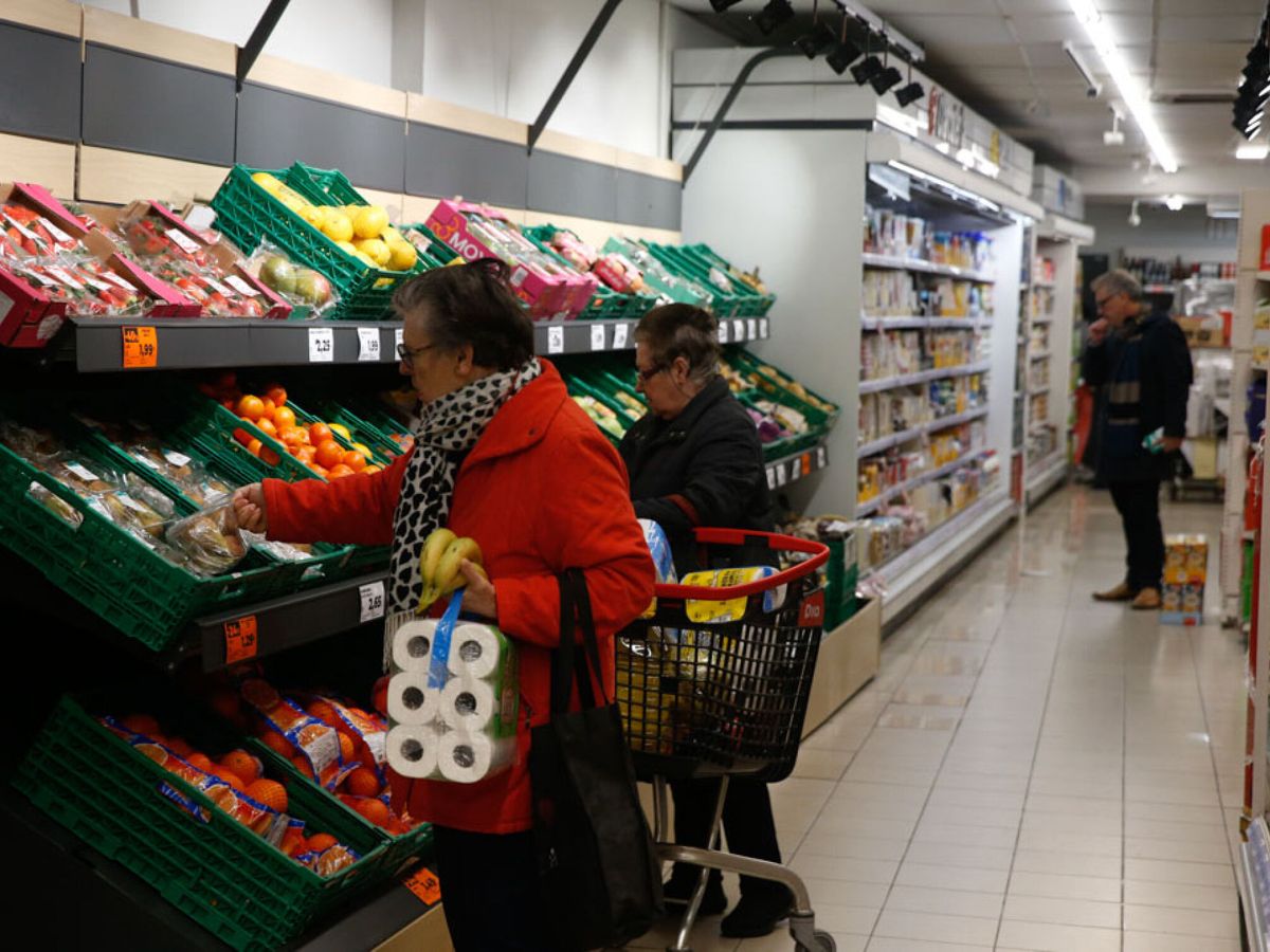 Foto: Varias personas hacen la compra en un supermercado en Madrid. (EFE/Alejandro López)