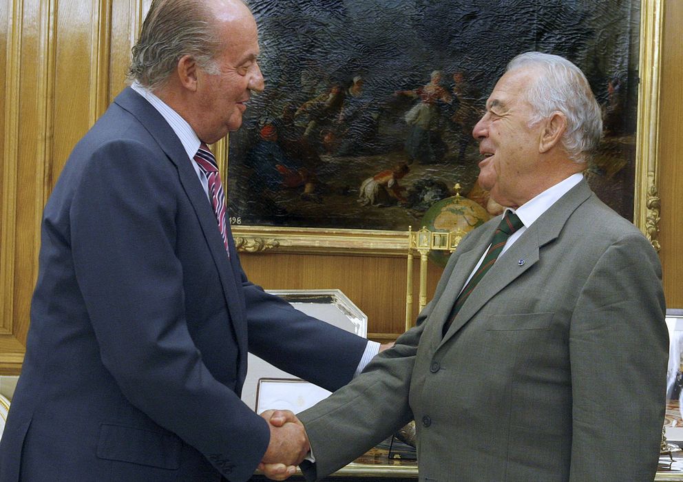 Foto: El Rey Juan Carlos felicita al periodista francés Philippe Nourry tras ser galardonado con el Premio de Periodismo Rafael Calvo Serer. (EFE)
