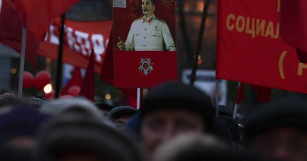 Foto: Miembros del partido comunista sujetan carteles con la foto de Stalin durante la celebración del niversario de la Gran Revolución Socialista de Octubre. (EFE)