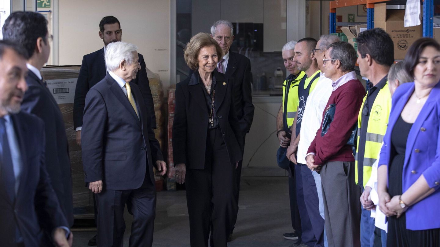 La reina Sofía visita el banco de alimentos de Tenerife. (EFE)