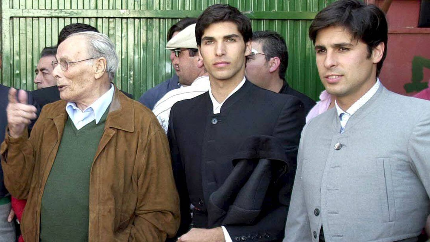 Antonio Rivera Alvarado, junto a Cayetano y Francisco Rivera Ordóñez en una imagen de archivo. (EFE/Jaro Muñoz)