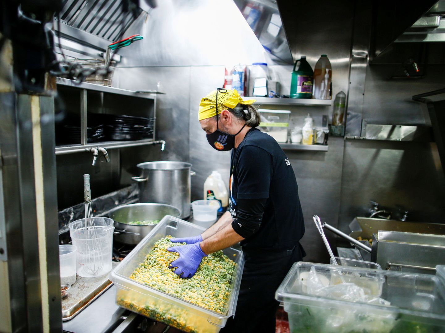 Un voluntario de World Central Kitchen. (Reuters)