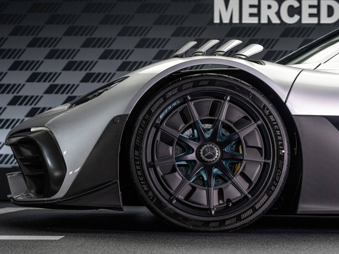 Las llantas de diseño aerodinámico montan neumáticos Michelin desarrollados específicamente.