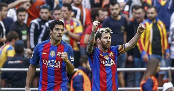 Foto: Messi y Luis Suárez, durante el Valencia-Barcelona de la pasada temporada. (EFE)