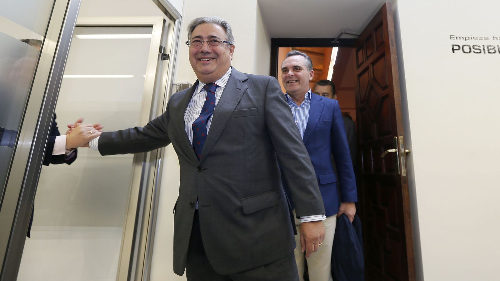 Foto: El ministro del Interior, Juan Ignacio Zoido, se despidió el pasado miércoles del Ayuntamiento de Sevilla. (EFE)