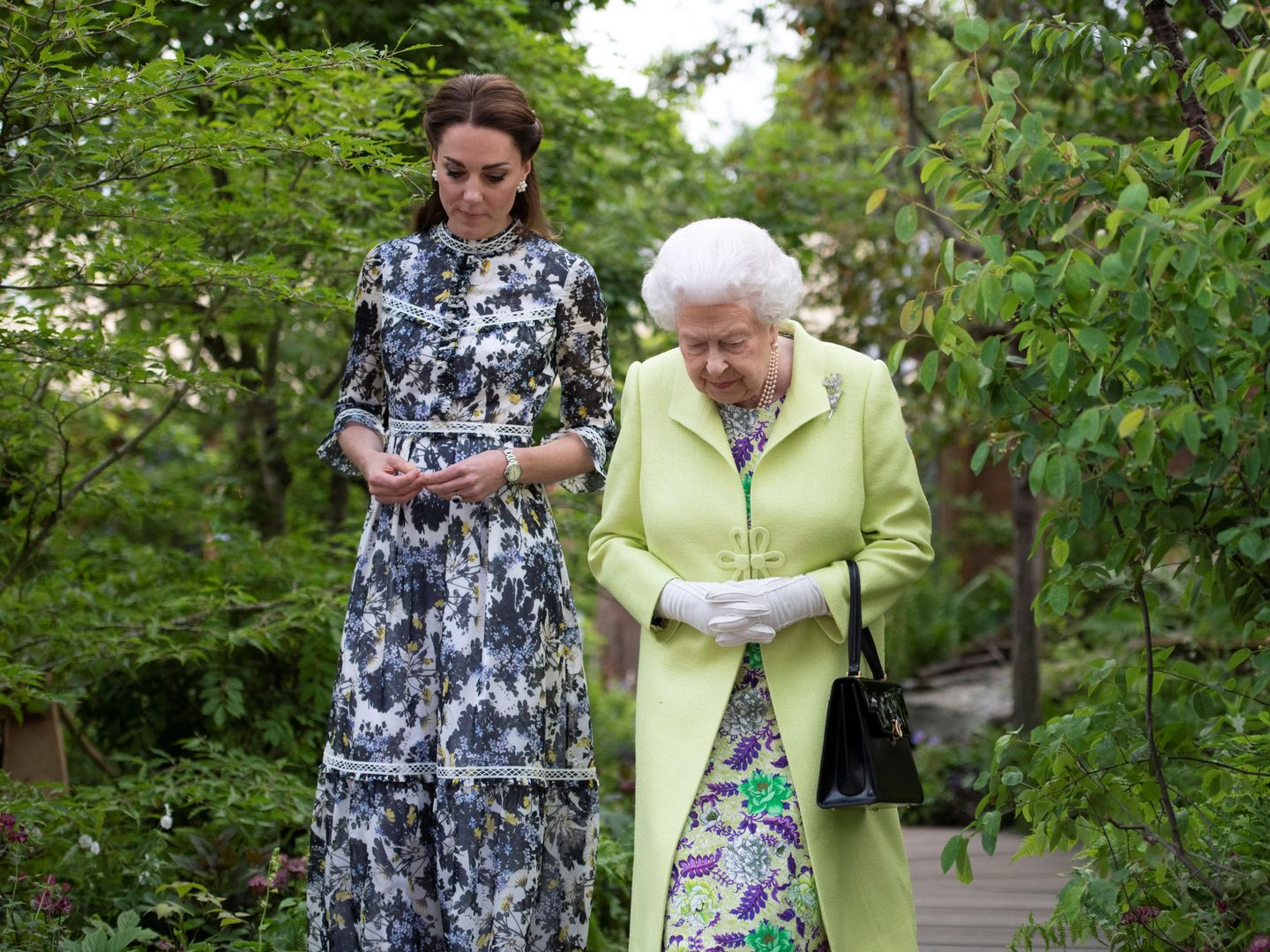 La reina Isabel con Kate Middleton. (Reuters)