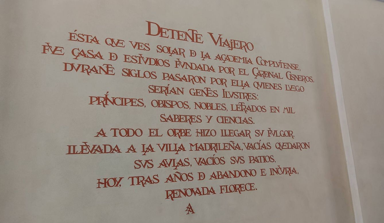 Una de las inscripciones en el interior del Colegio Mayor de San Ildefonso.