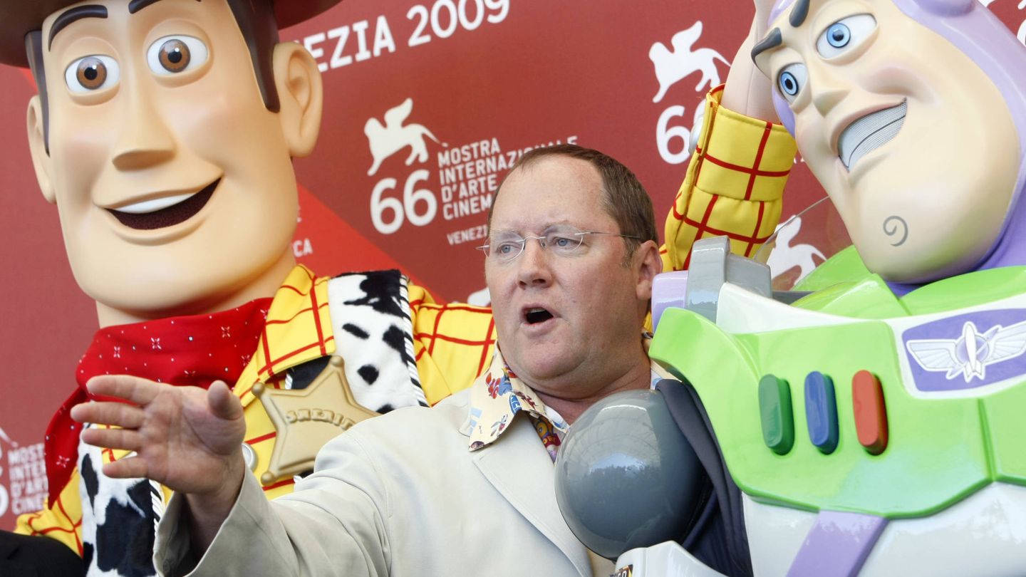 Lasseter junto a dos de sus iconos: Woody y Buzz Lightyear. (Gtres)