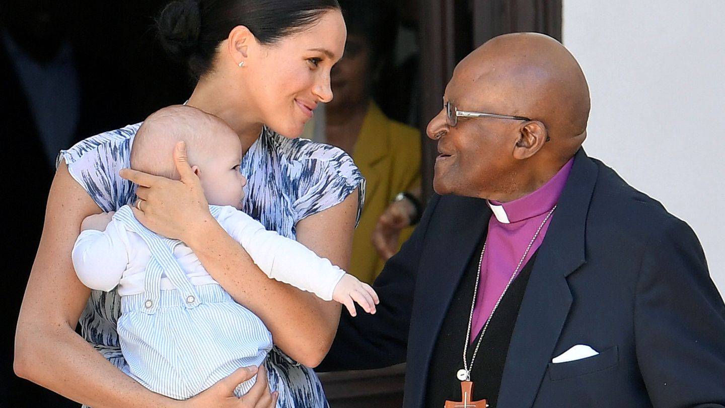 Meghan y Archie, junto a Desmond Tutu. (Reuters)