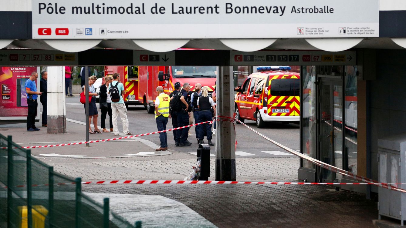 Foto: La Policía asegura el área donde tuvo lugar el ataque este sábado en Lyon. (Reuters)