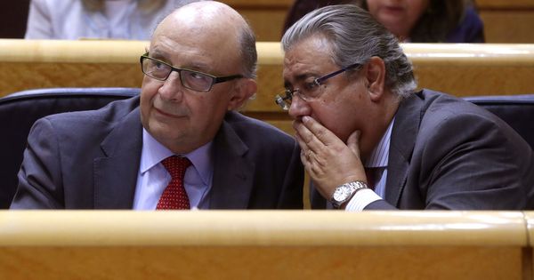Foto: Cristóbal Montoro y Juan Ignacio Zoido en el Senado. (EFE)