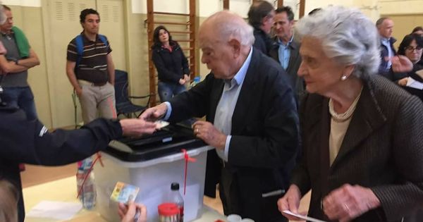 Foto: Jordi Puyol y Marta Ferrusola votando en el referéndum. (Associació Serviol)