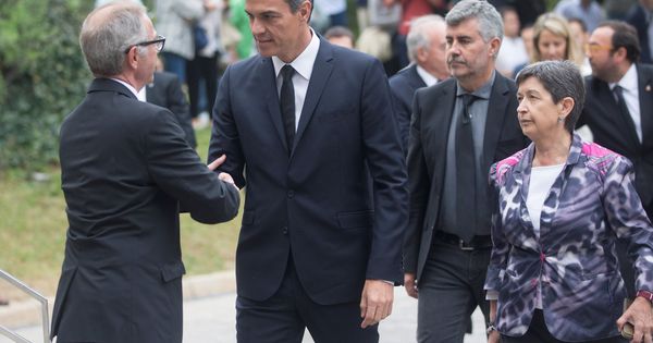 Foto: Pedro Sánchez saluda al ministro de Cultura, José Guirao, a su llegada al funeral de Montserrat Caballé, este 8 de octubre en Barcelona. (EFE)