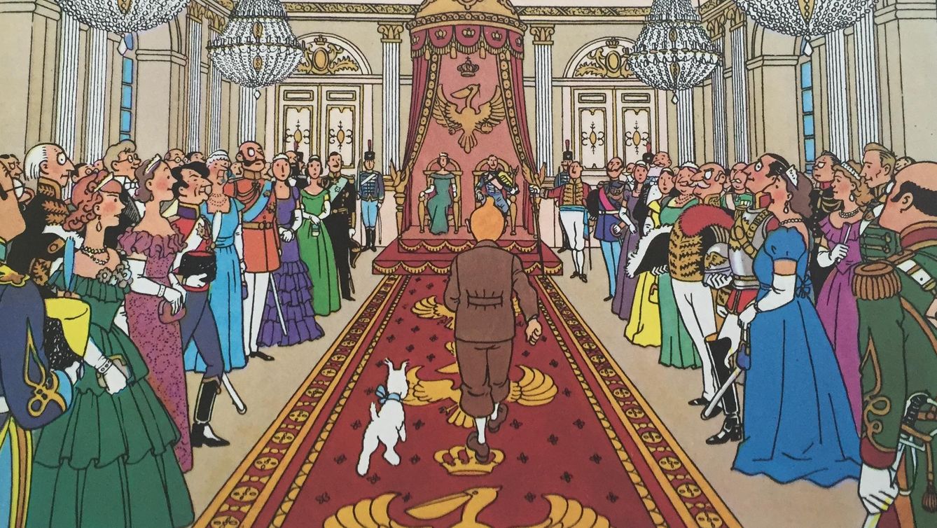 A la derecha, rubio y con uniforme verde, Hergé. A su lado, de rosa, su mujer Germaine Kieckens, que tapa ligeramente al hermano de Hergé, Paul (con monóculo). Delante de todos ellos, casco en mano, su asistente Edgar-Pierre Jacobs. 