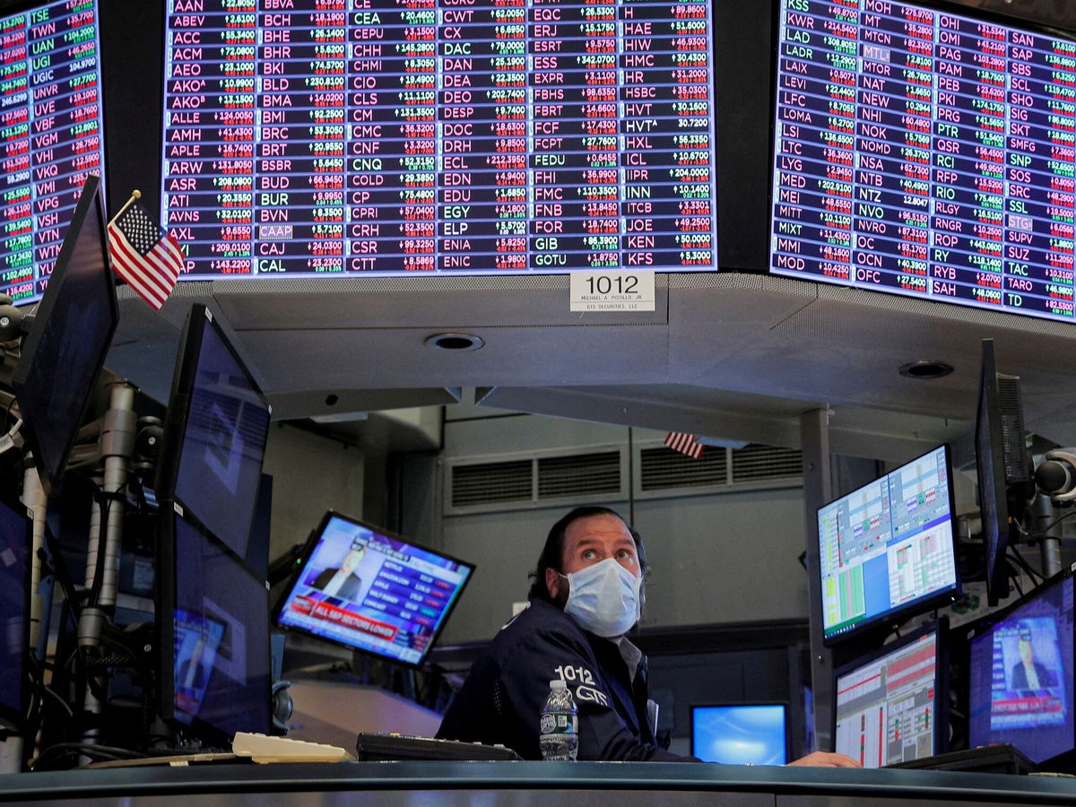 Foto: Un 'trader' opera en la sede de NYSE, en Nueva York. (Brendan McDermid/Reuters)