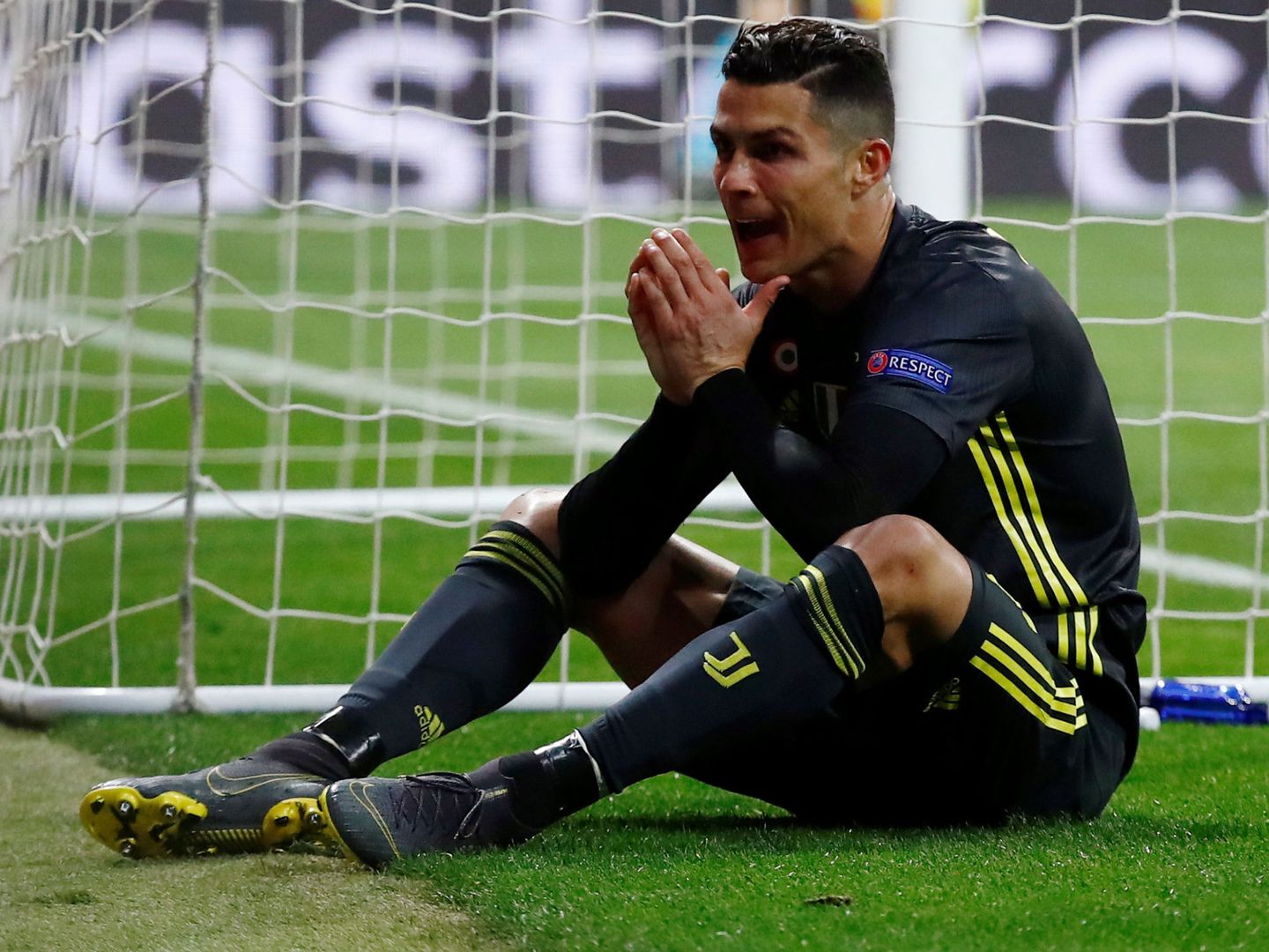 Cristiano Ronaldo se lamenta tras perder una ocasión de gol. (EFE)
