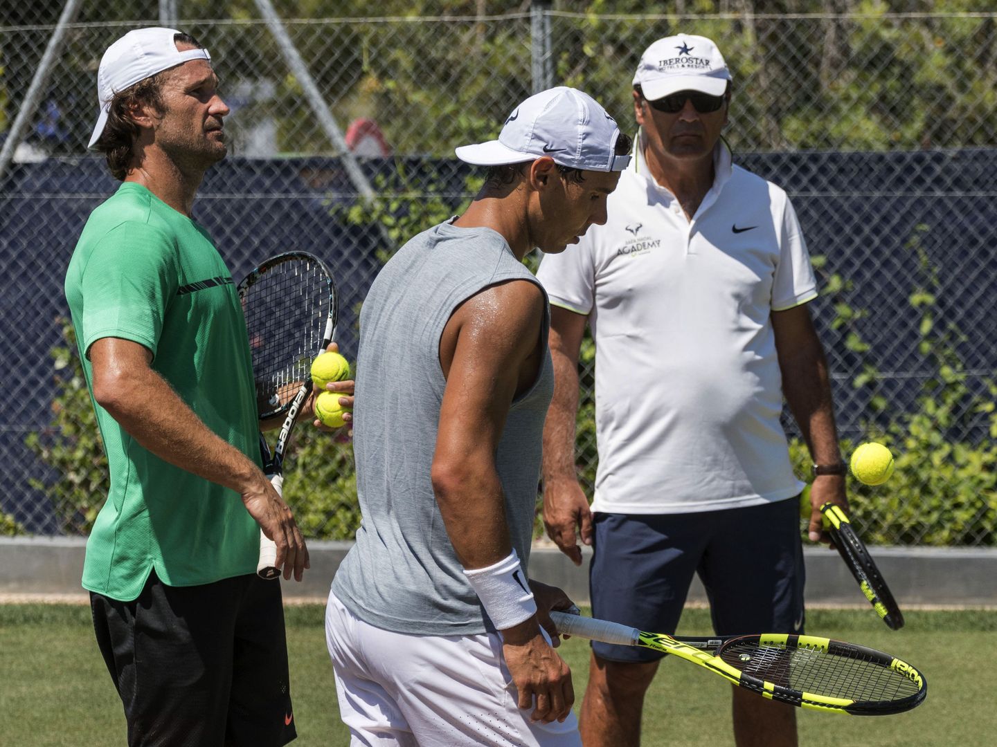 Carlos Moyà (i) sustituyó en 2018 a Toni Nadal (d) como entrenador de Rafa Nadal. (EFE) 