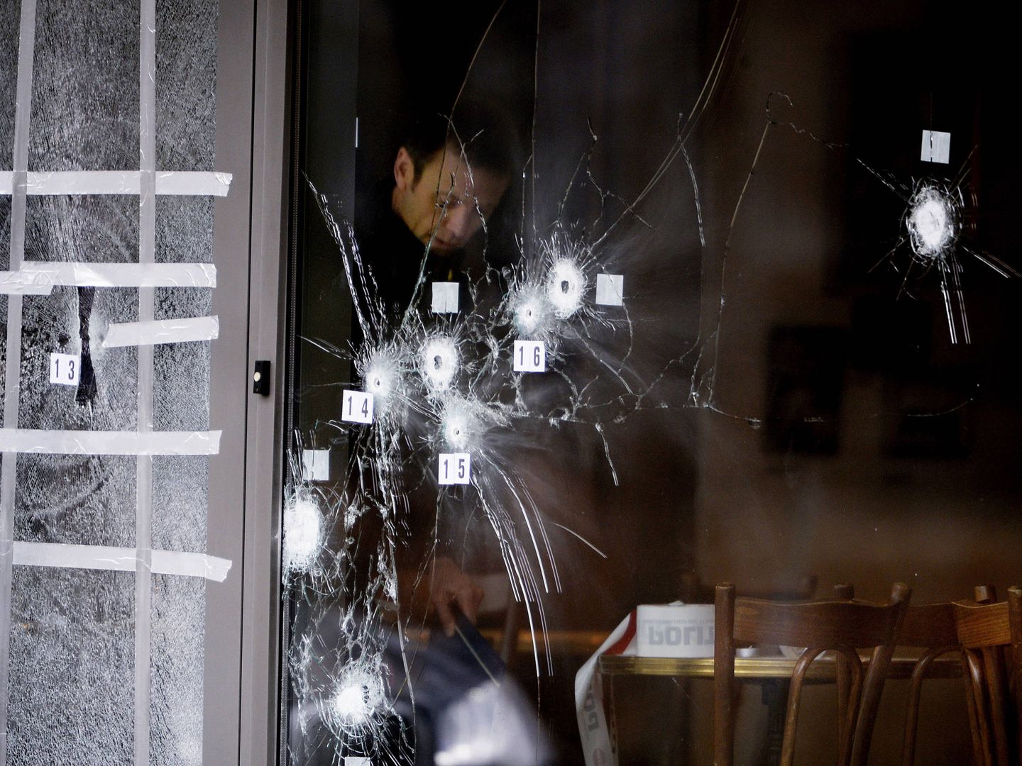 Un técnico de la policía investiga el lugar de un tiroteo en Oesterbro, Copenhague, en febrero de 2015, obra de un yihadista. (Reuters)