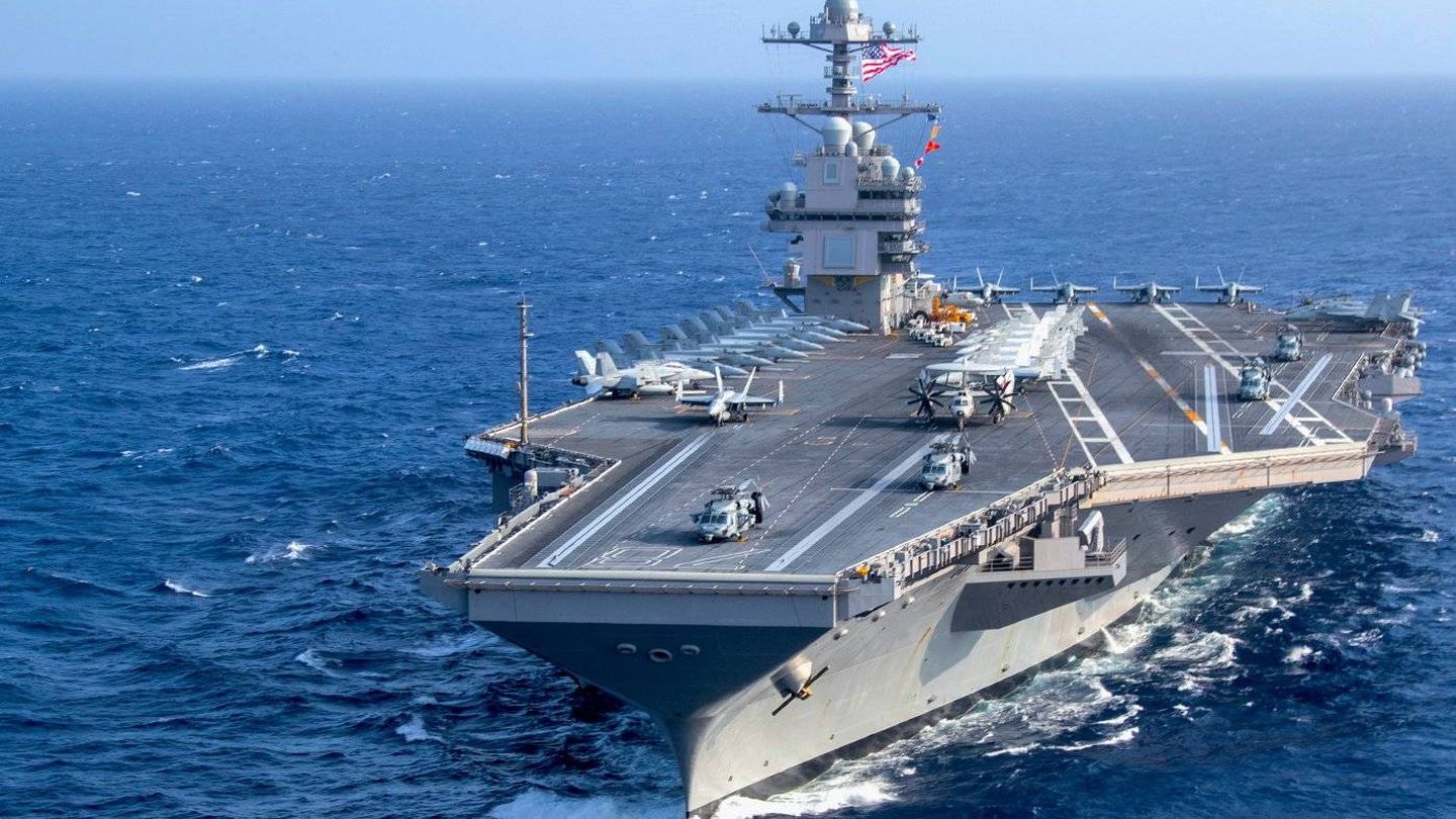 USS Gerald R. Ford (CVN-78) navegando por el Atlantic en Junio de 2020, con su cubierta de vuelo sin aviones F-35C. (US Navy)