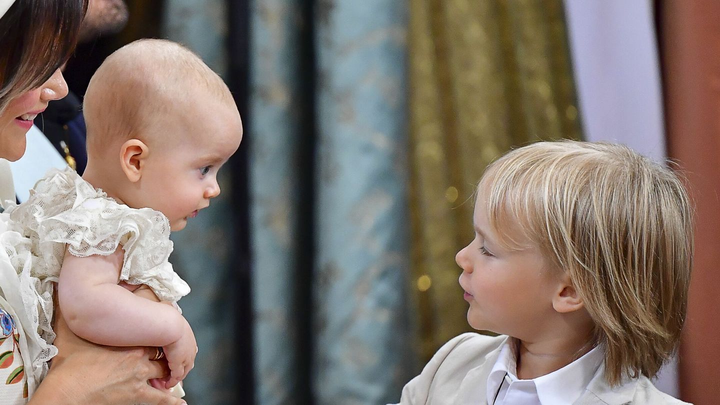 El príncipe Gabriel observa a su hermano Julian durante el bautizo real. (EFE)