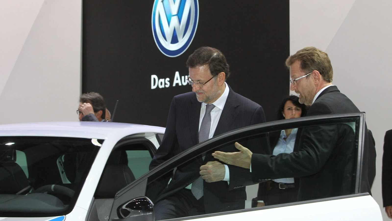 Foto: El presidente del Gobierno, Mariano Rajoy, acompañado por Patrick Danau, director general de Volkswagen Navarra.