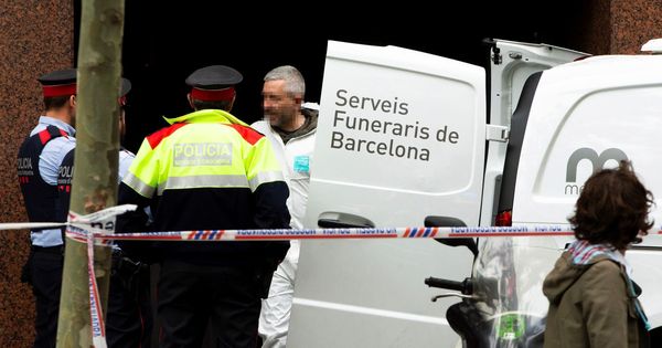 Foto: Mossos d'Esquadra y personal de los Servicios Funerarios retiran el cuerpo sin vida del hombre. (EFE)