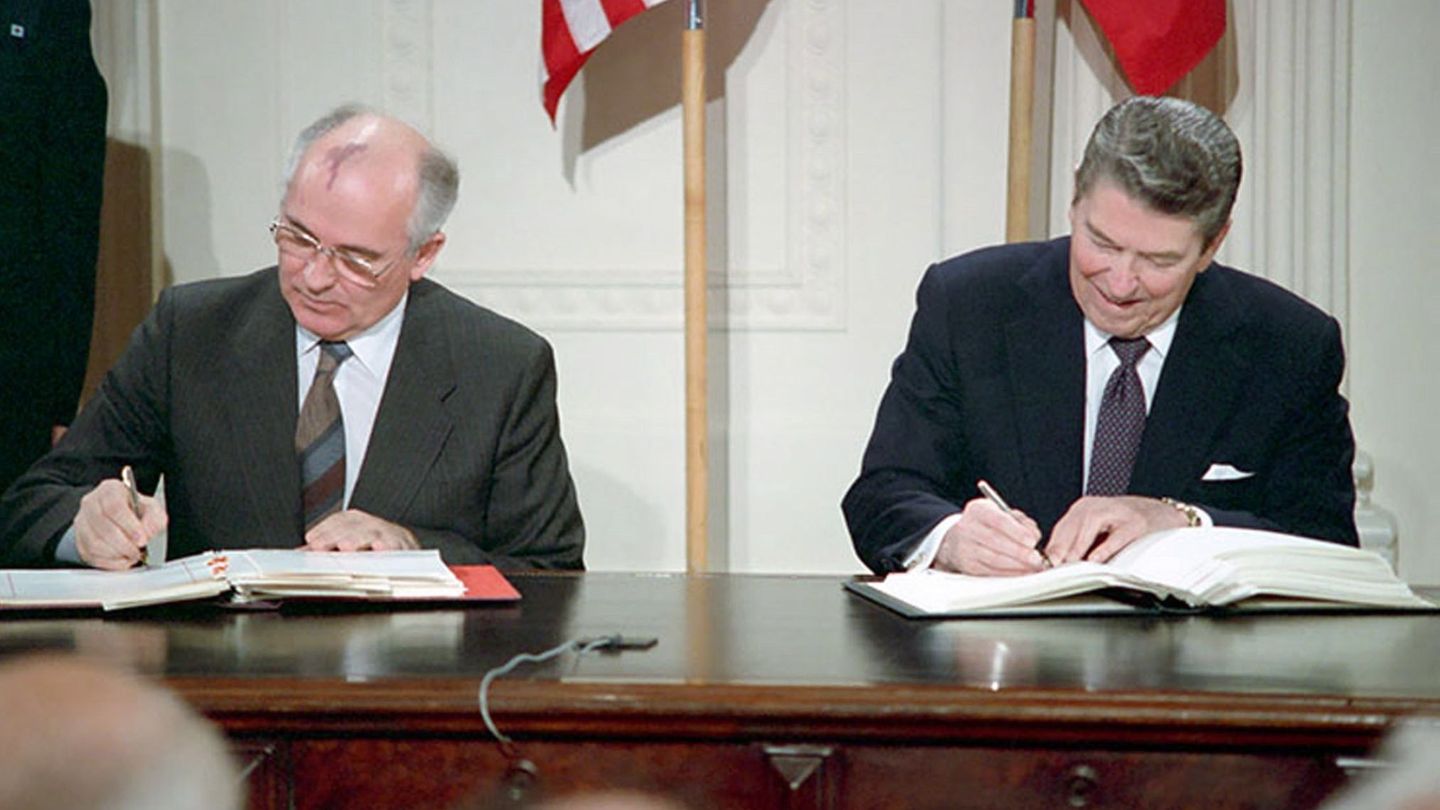 Ronald Reagan y Mijaíl Gorbachov. (Reuters)