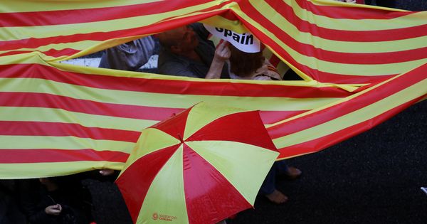 Foto: Paraguas y banderas independentistas en una de las movilizaciones a favor de la independencia en Cataluña. (Reuters)