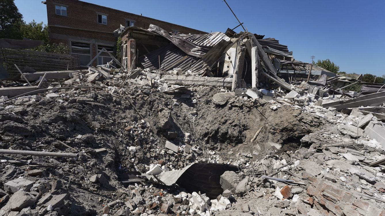 Foto: Restos de un edificio derrumbado tras un bombardeo ruso en territorio ucraniano. (EFE/Vasiliy Zhlobsky)