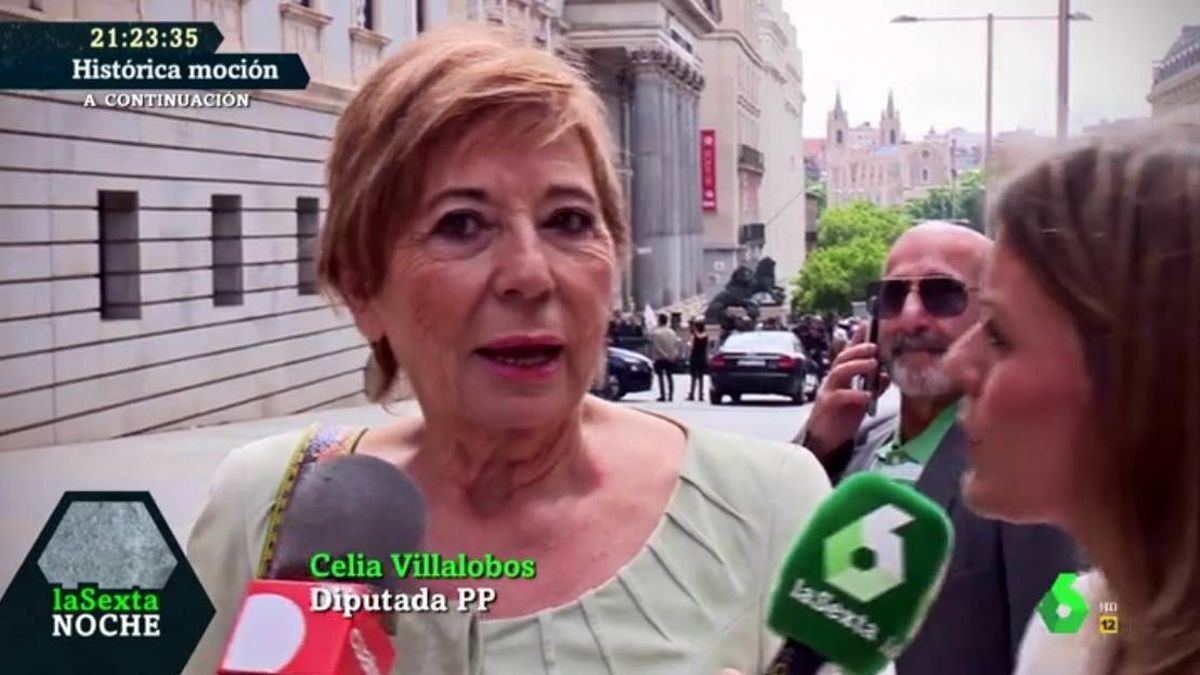 Celia Villalobos pierde los nervios con un manotazo al micrófono de 'La Sexta noche'