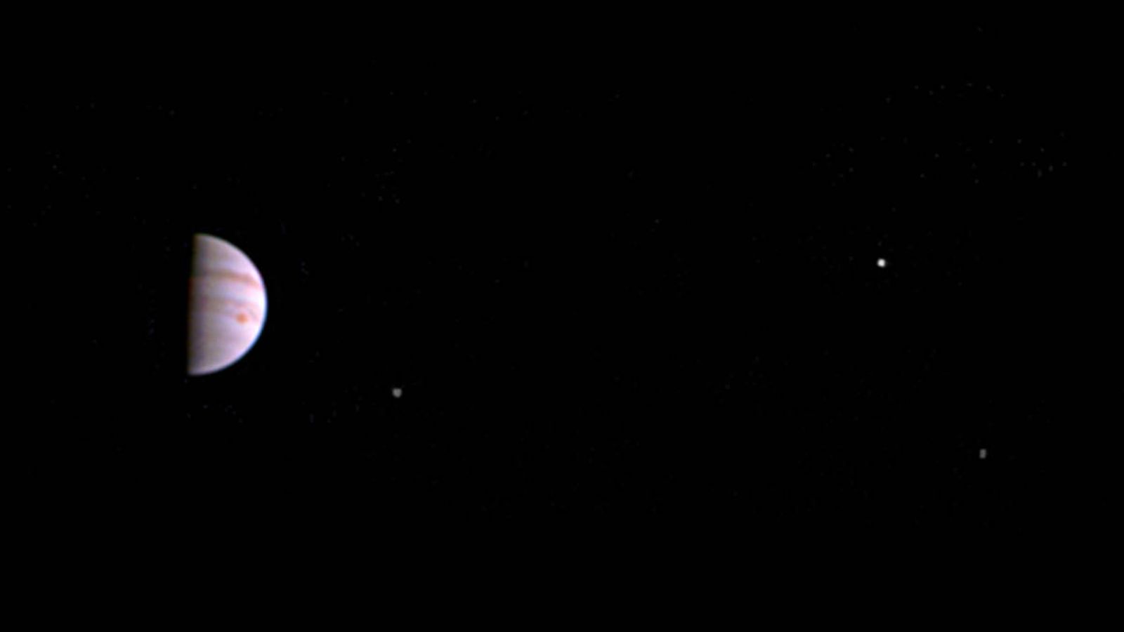 Foto: Primera foto de Júpiter tomada desde la sonda Juno, una vez en órbita del gigante gaseoso. (NASA)
