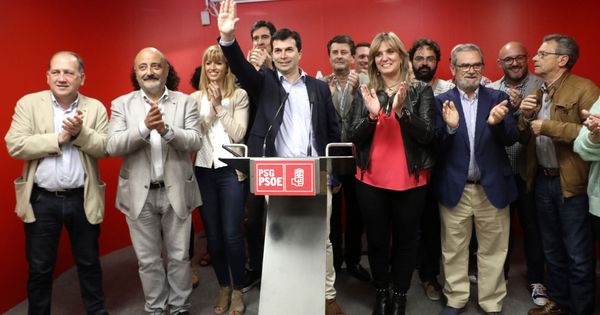 Foto: El secretario general del PSdG-PSOE, Gonzalo Caballero (c) junto a la ejecutiva del partido durante la noche electoral del 26-M. (EFE)