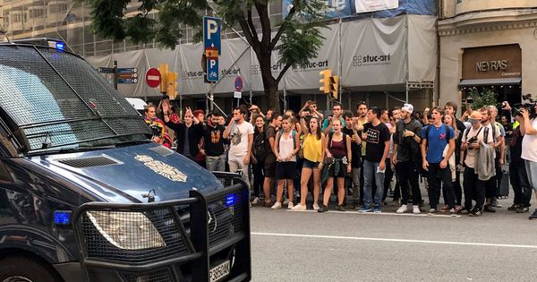 Foto: Concentración ante la Jefatura de Policía en la Via Laietana. (Cordon Press)