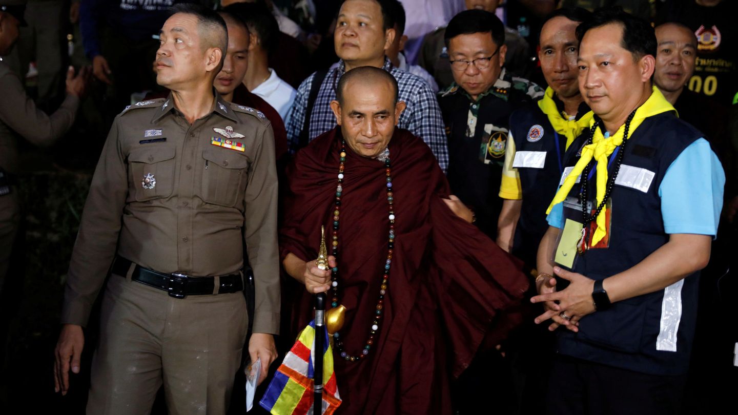 El monje Phra Khuva Boonchum, una celebridad en Tailandia, sale de la cueva de Tham Luang, el 4 de julio de 2018. (Reuters)