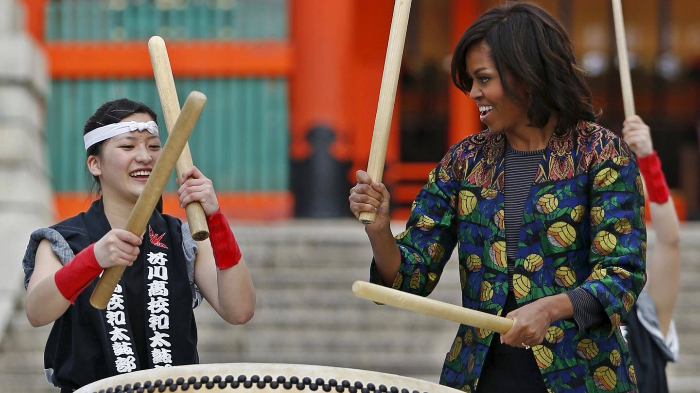 Michelle Obama en Kioto con un abrigo de esta firma. (Reuters)