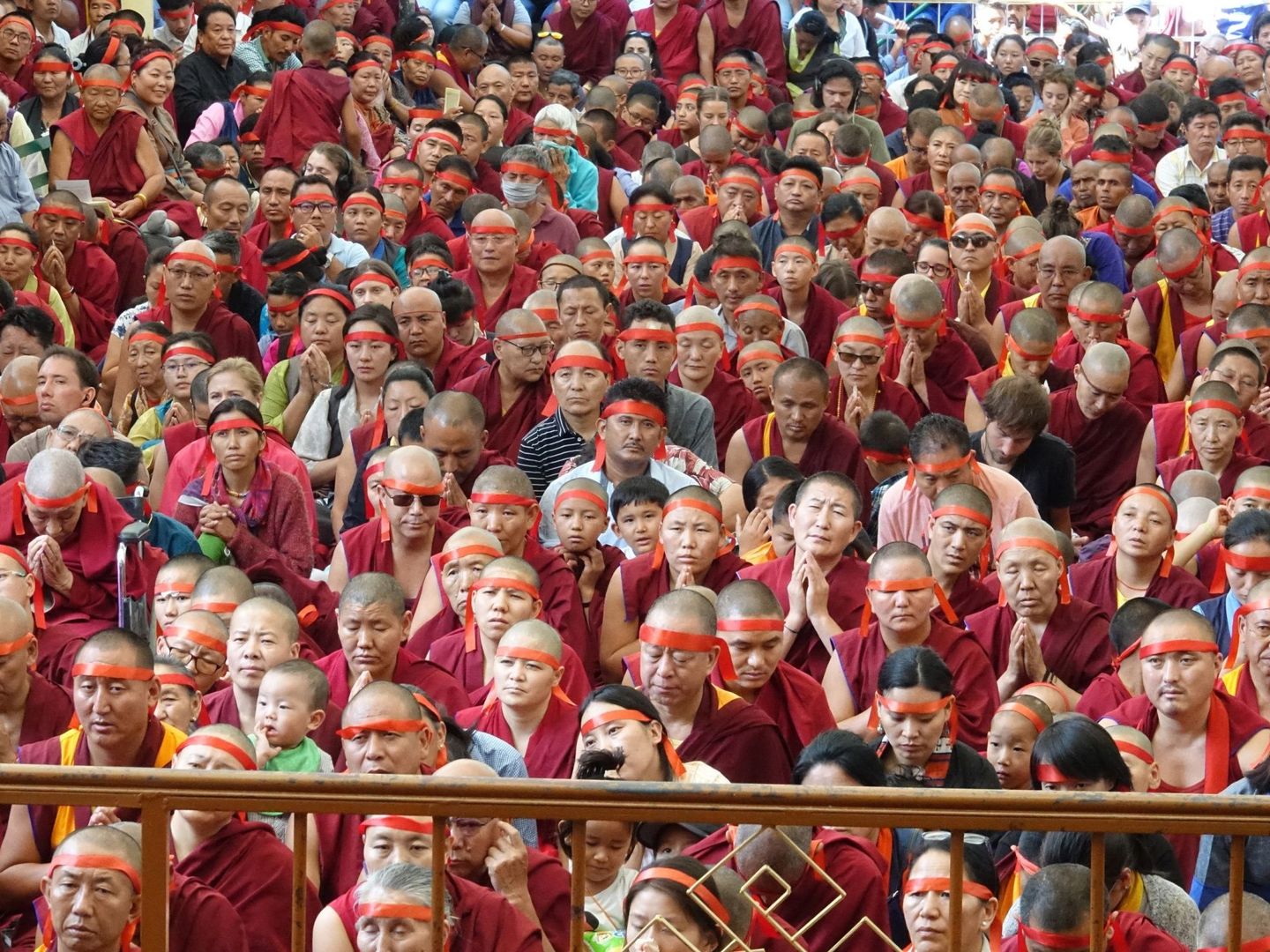 Fieles budistas en una ceremonia dirigida por el Dalai Lama. (EFE)
