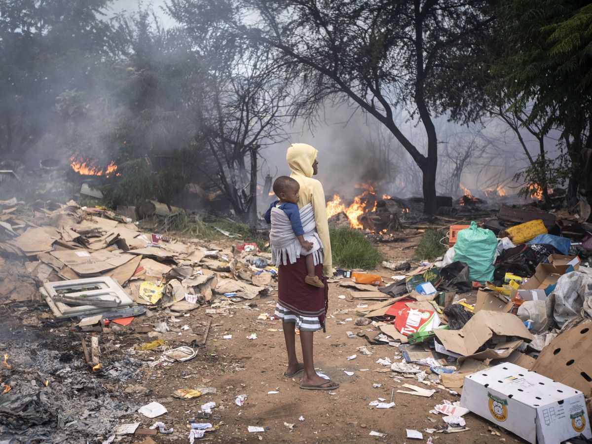 Foto: Un incendio arrasa un asentamiento de ilegales. (EFE/Kim Ludbrook)