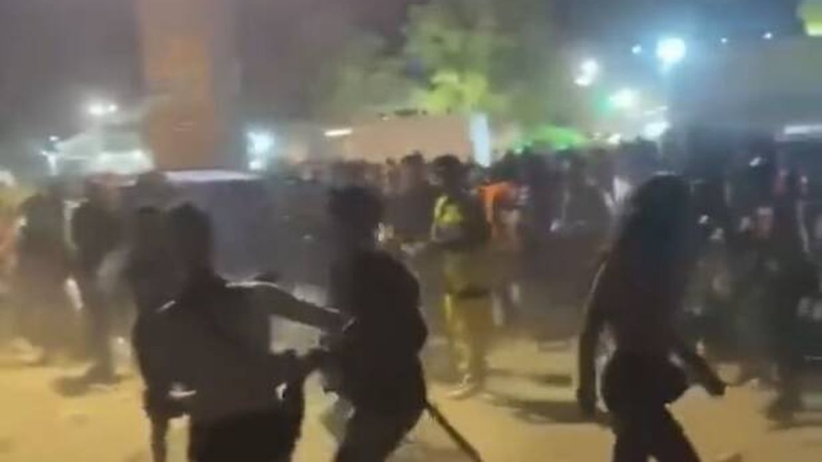Barricadas y a golpes con la Policía: la batalla campal que amargó el fin de fiestas en Alcalá
