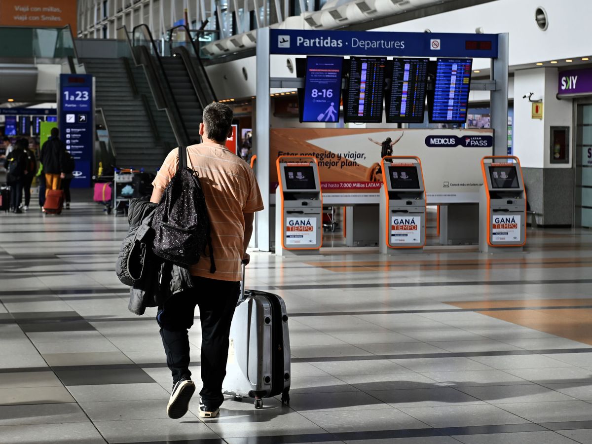 Foto: Las largas esperas en los aeropuertos pueden convertirse en una pesadilla. (EFE/Matías Campaya)