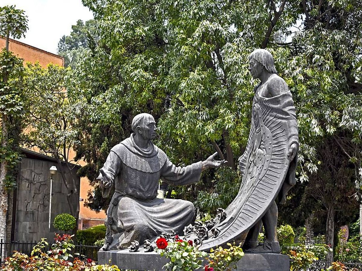 Foto: Estatua de San Juan Diego y Fray Juan de Zumárraga situada en el Conjunto Villa de Guadalupe.