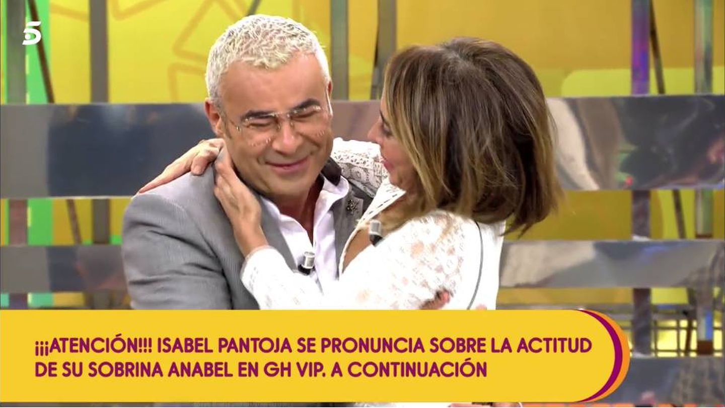 Abrazo entre Jorge Javier y María Patiño. (Mediaset)