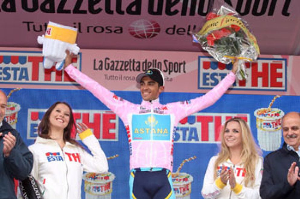 Foto: Contador se pone la 'maglia' rosa tras la etapa reina que gana Sella