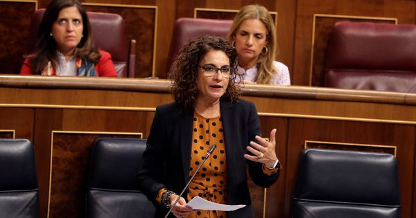 Foto: La ministra de Hacienda María Jesús Montero, durante el pleno del miércoles en el Congreso de los Diputados. (EFE)