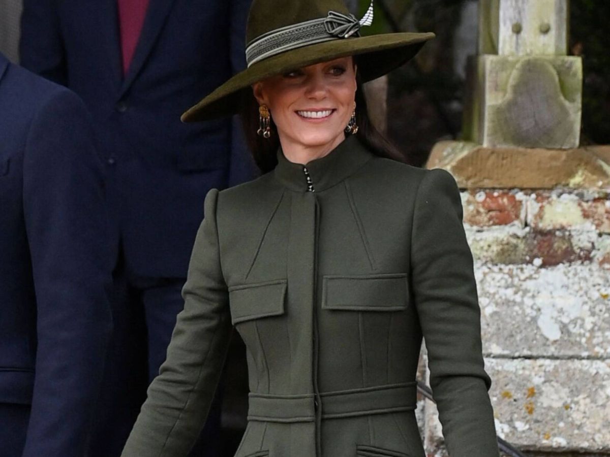 Foto: Kate Middleton con abrigo verde en la reciente misa de Pascua. (Reuters/Toby Melville)