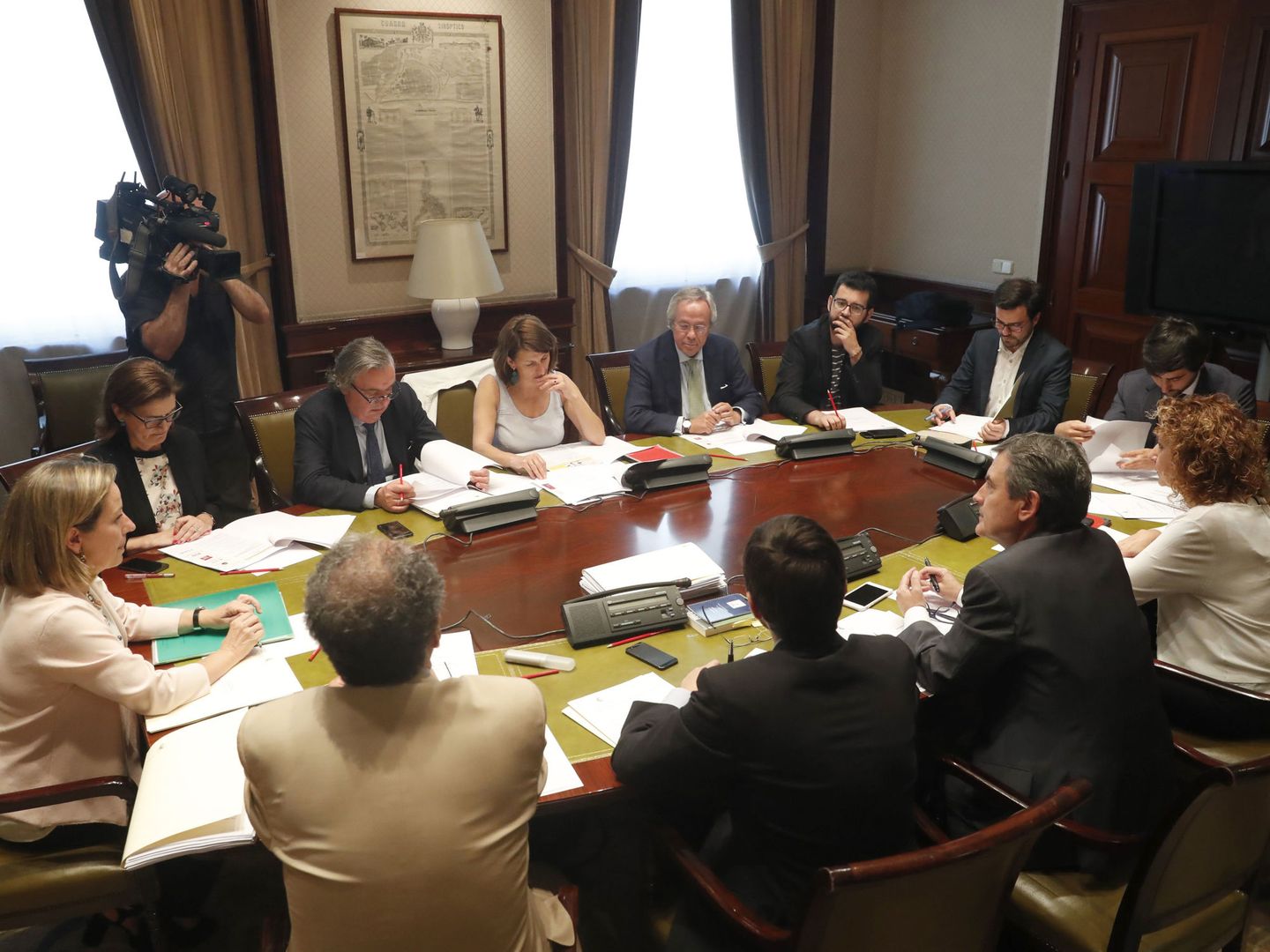 Mesa y portavoces de la comisión de investigación sobre la crisis financiera. (EFE)