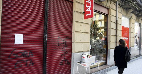 Foto: Fachada de la librería Lagun con una pintada contra el ex consejero vasco José Ramón Recalde (EFE)