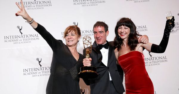 Foto: Sonia Martínez y Esther Martínez-Lobato flanquean a Álex Pina, que sostiene el Emmy Internacional a la mejor serie dramática. (Reuters)